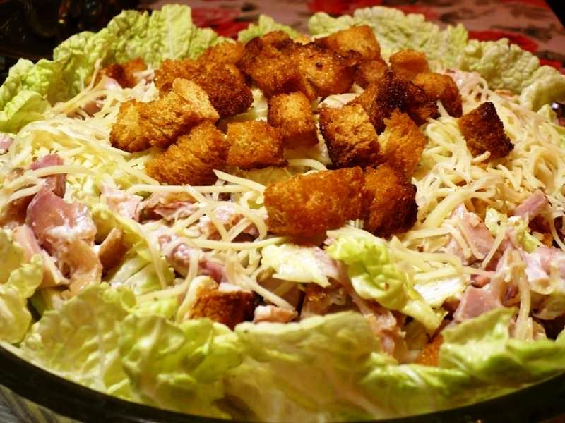 Салат с сыром и сухариками