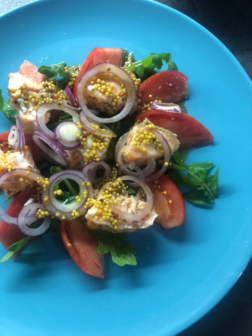 Салат из красной рыбы, помидор и рукколы