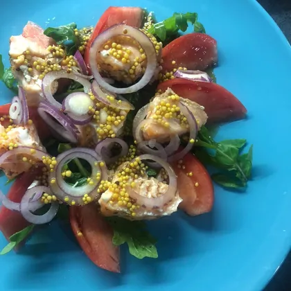 Салат из красной рыбы, помидор и рукколы