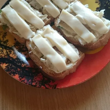 Бутерброды с камбалой, зеленью и сыром