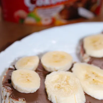 Хлебцы (тост) с шоколадной пастой и бананом