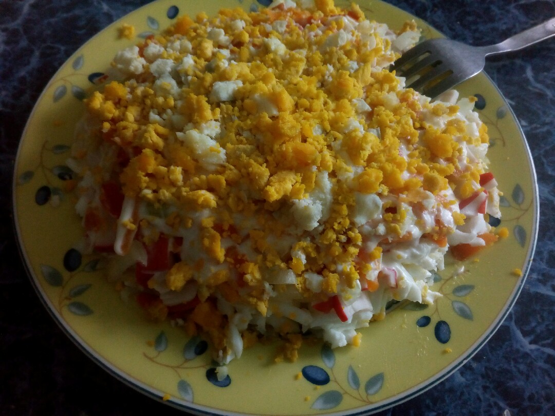 Крабовый салат с яйцами, яблоком и кукурузой