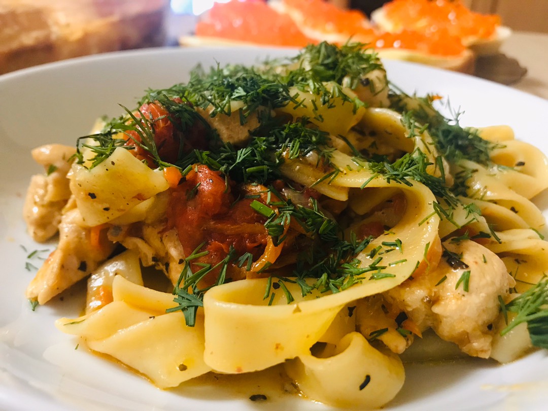 Макароны с овощами и курицей
