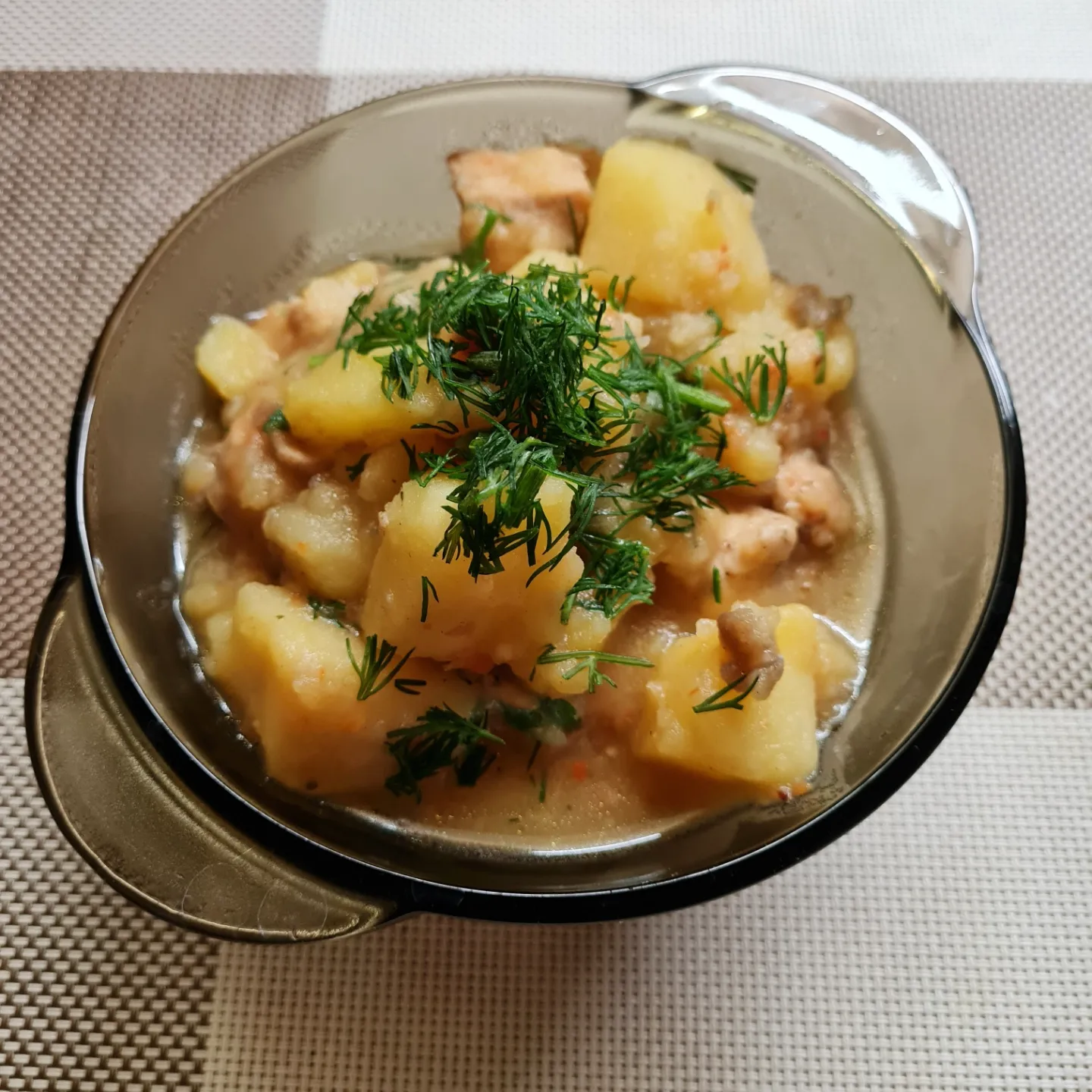 Курица, тушёная с картошкой в горшочке в духовке: 11 фото в рецепте