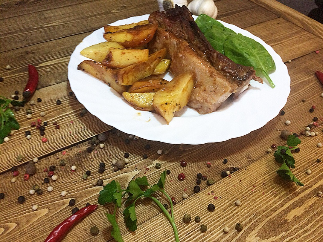 Ребрышки румяные, запечённые с картошкой