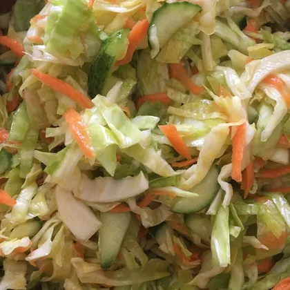 Салат из свежей капусты с огурцом и морковью