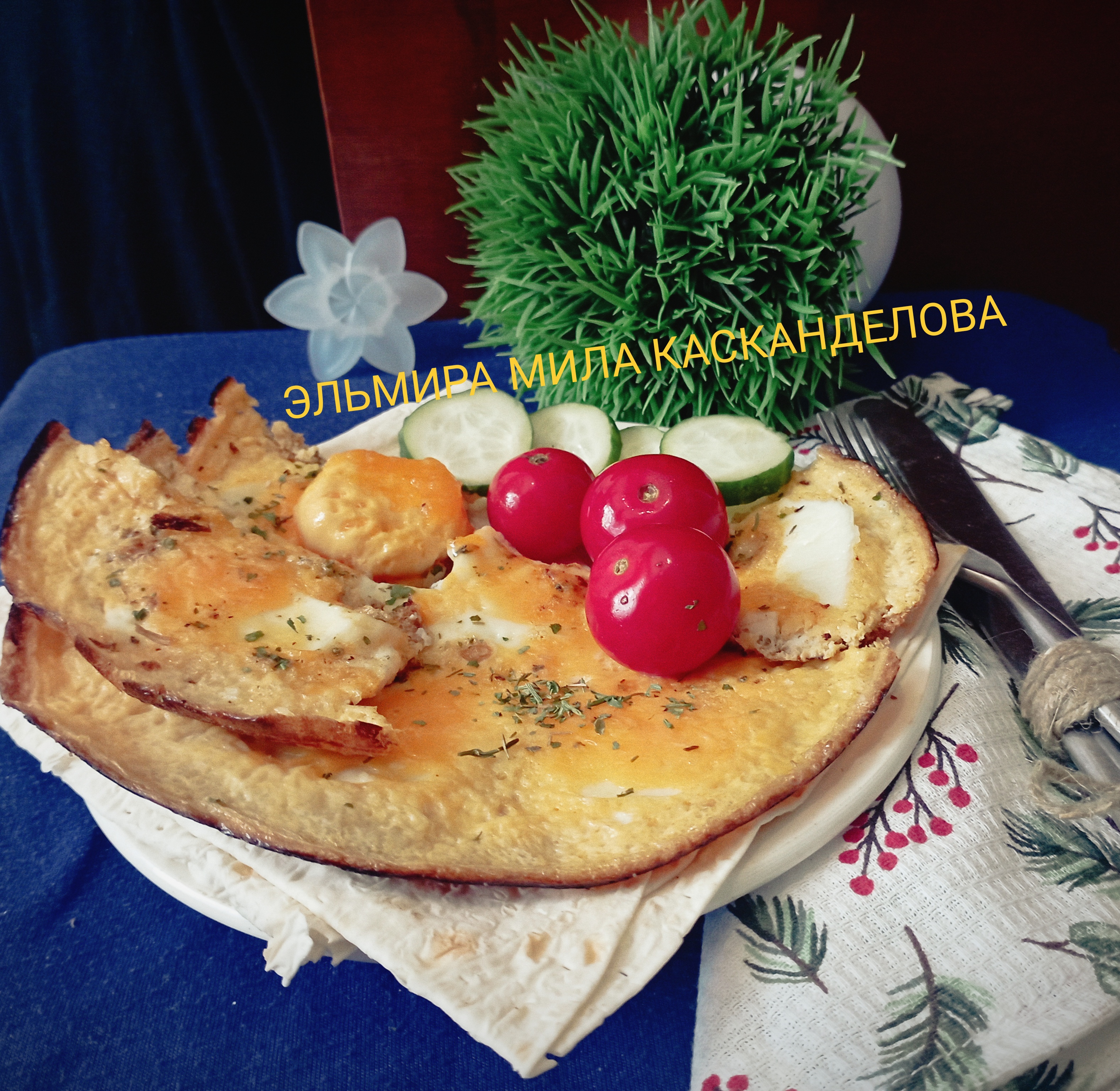 Жареный адыгейский сыр с пряностями и яйцом