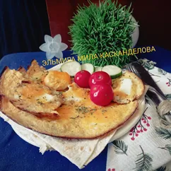 Жареный адыгейский сыр с пряностями и яйцом