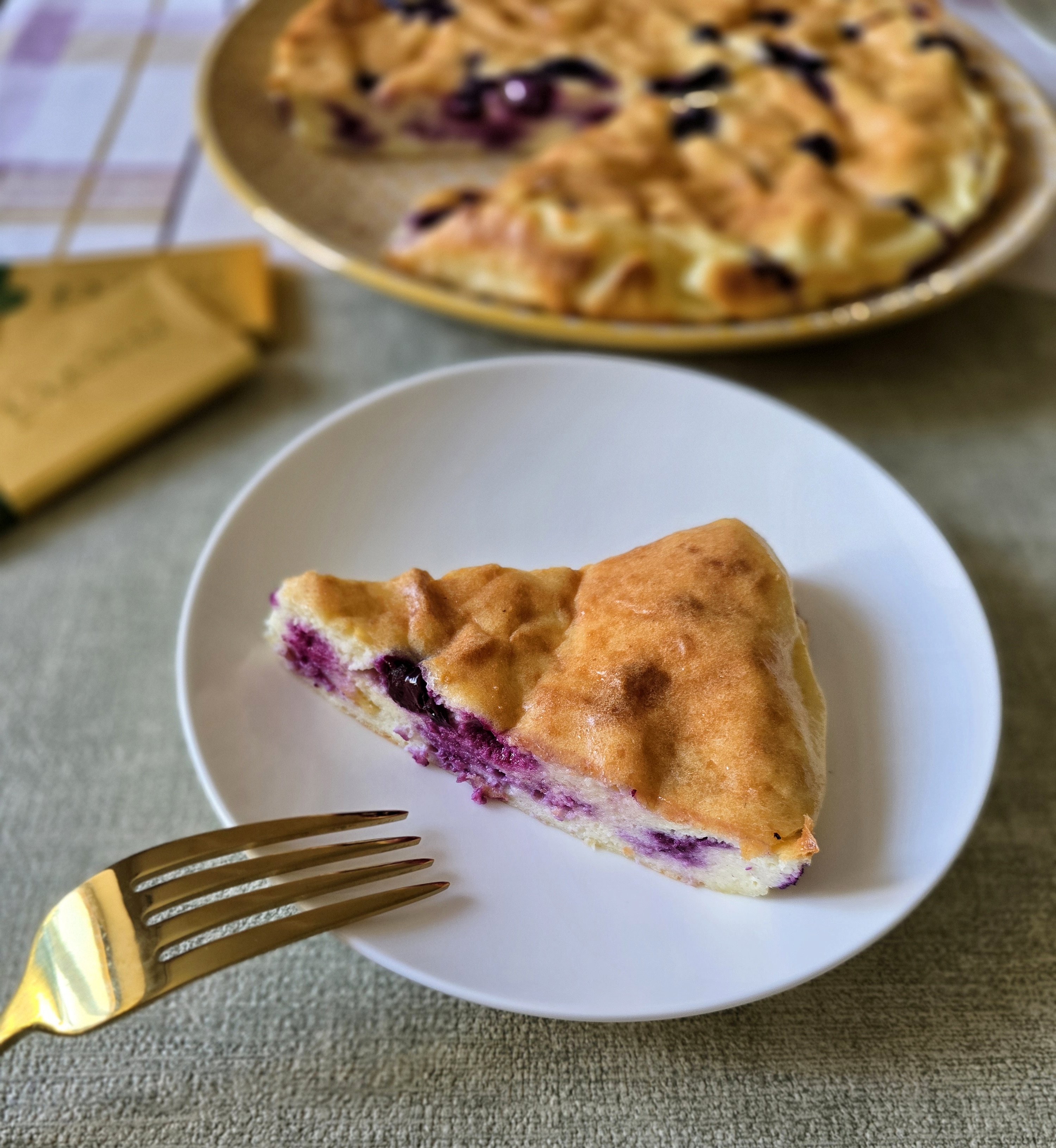 Творожная запеканка с чёрной смородиной