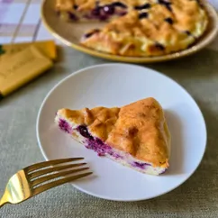 Творожная запеканка с чёрной смородиной