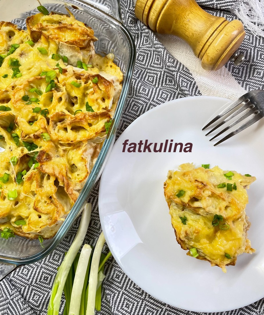 Отрывной пирог из лаваша с курицей и сыром в сметанной заливке