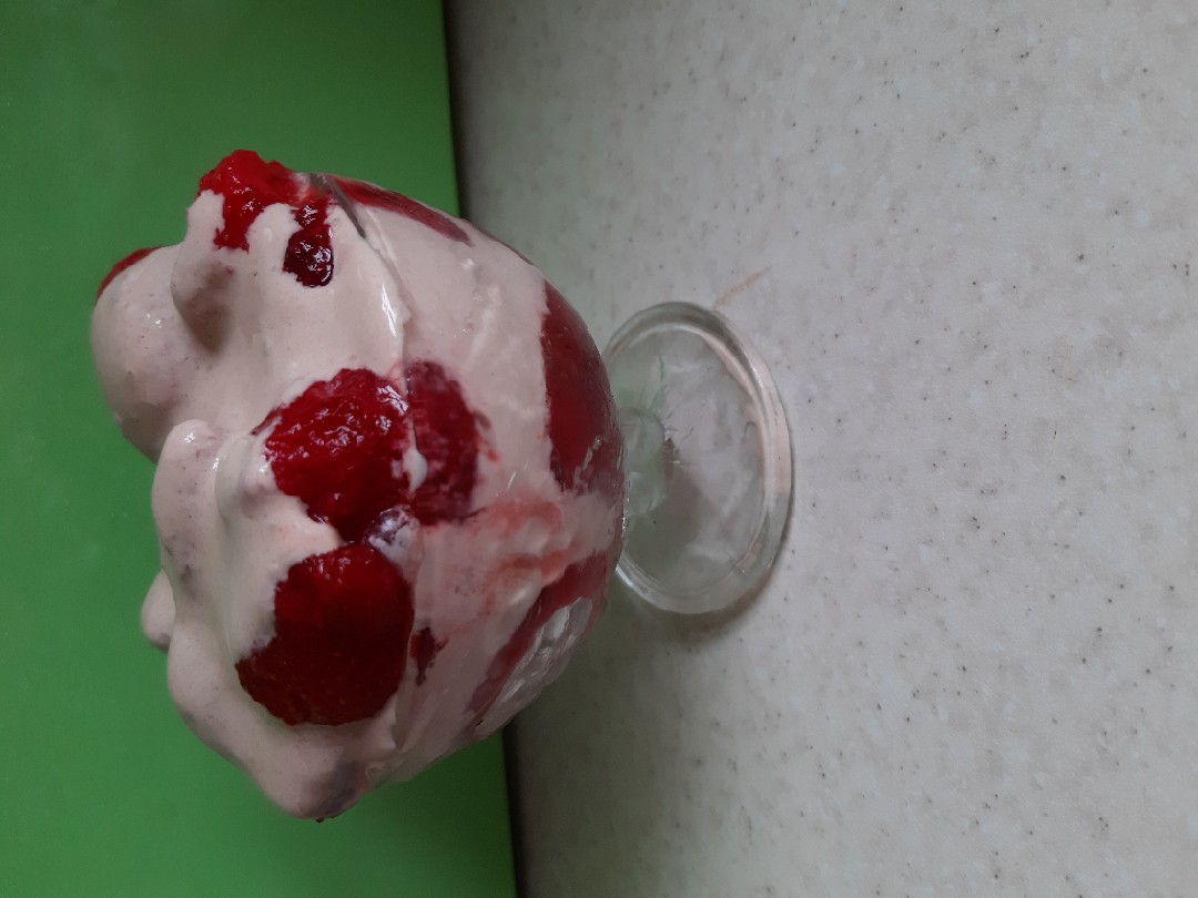 Сметанный десерт с клубникой