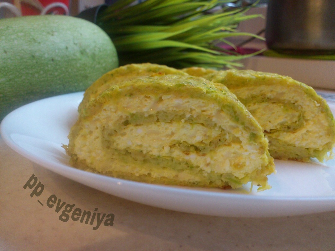 Кабачковый рулет с творогом и сыром