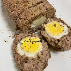 Рулет мясной с начинкой из яиц