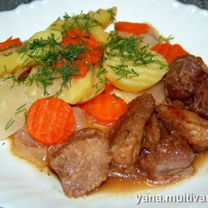 Мясо в соусе с овощным гарниром в скороварке