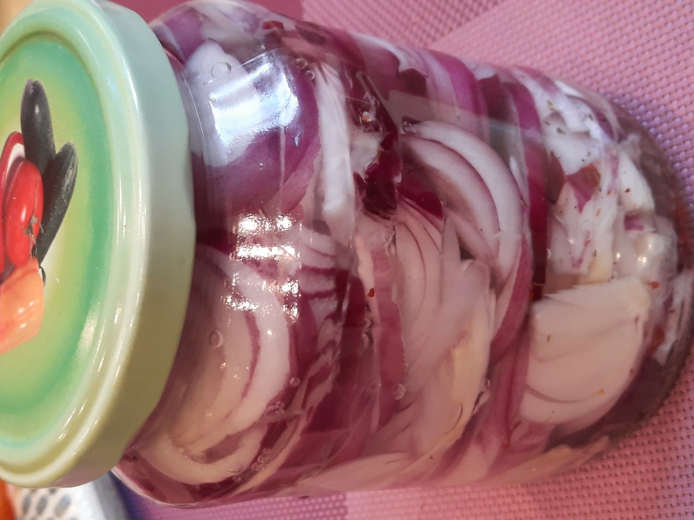 Маринованный красный лук