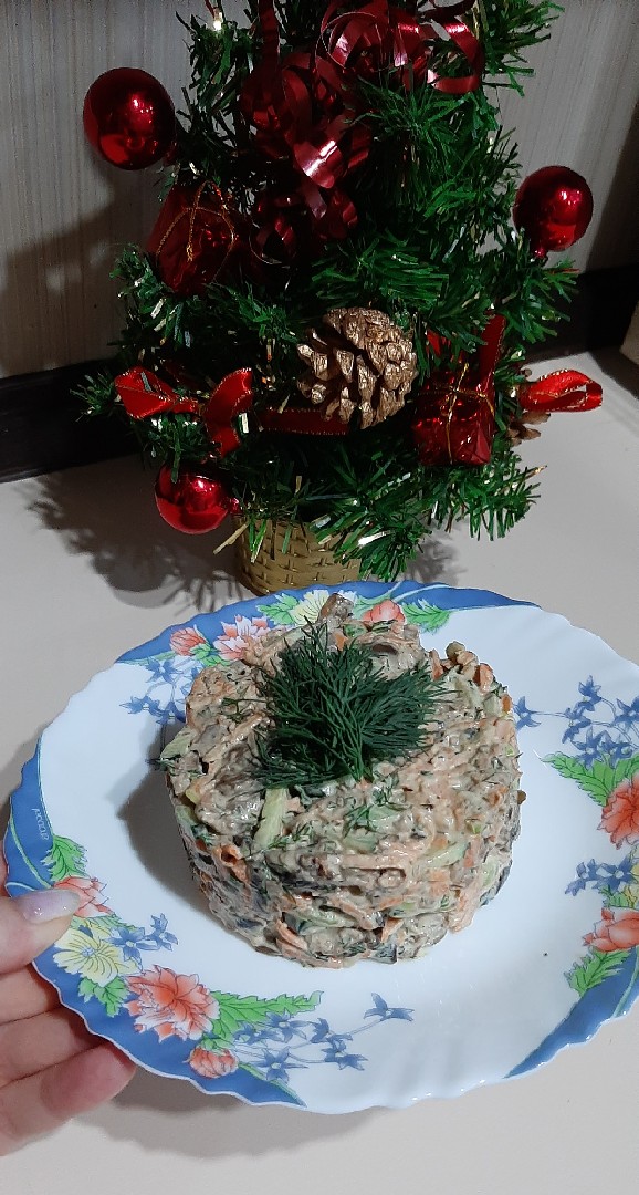 Салат с куриной печенью и шампиньонами