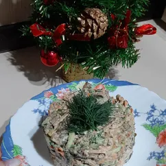 Салат с куриной печенью и шампиньонами