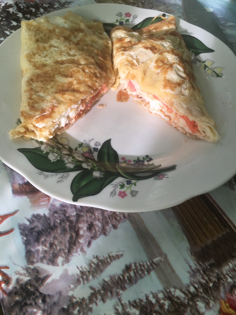 Яичный рулет с сыром и форелью