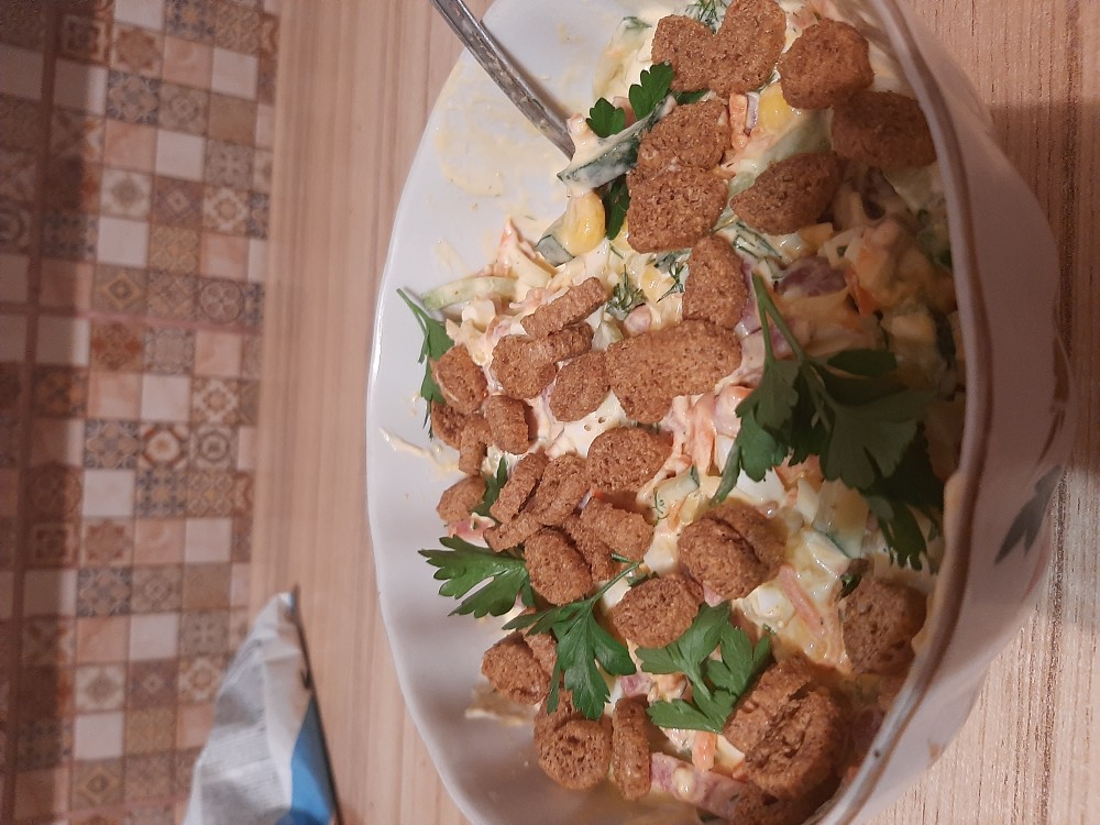 Салат с фасолью, колбасой и сухариками