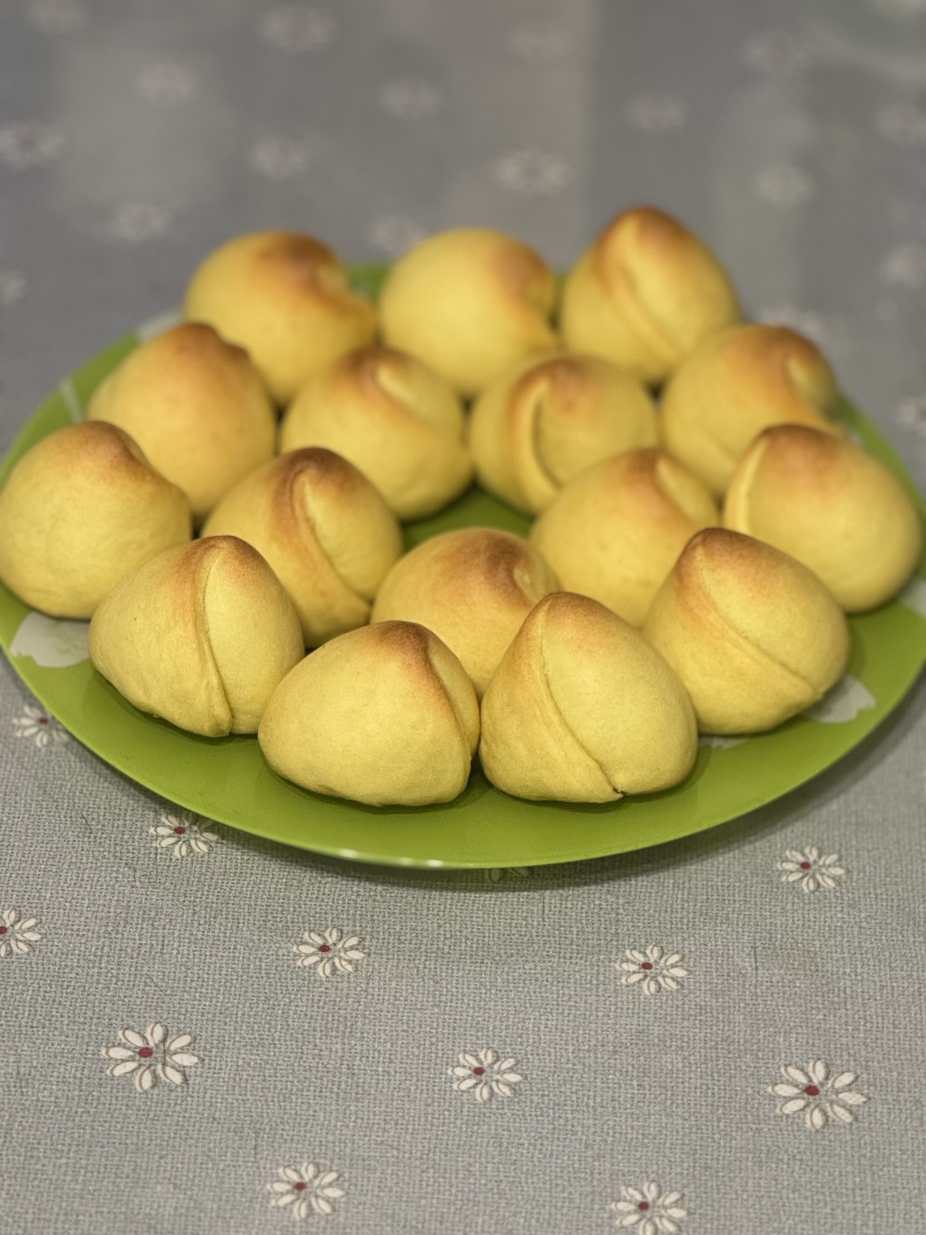 Желтые бутоны с ореховой начинкой