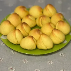 Желтые бутоны с ореховой начинкой