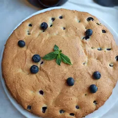 Пирог на яичных белках с голубикой 