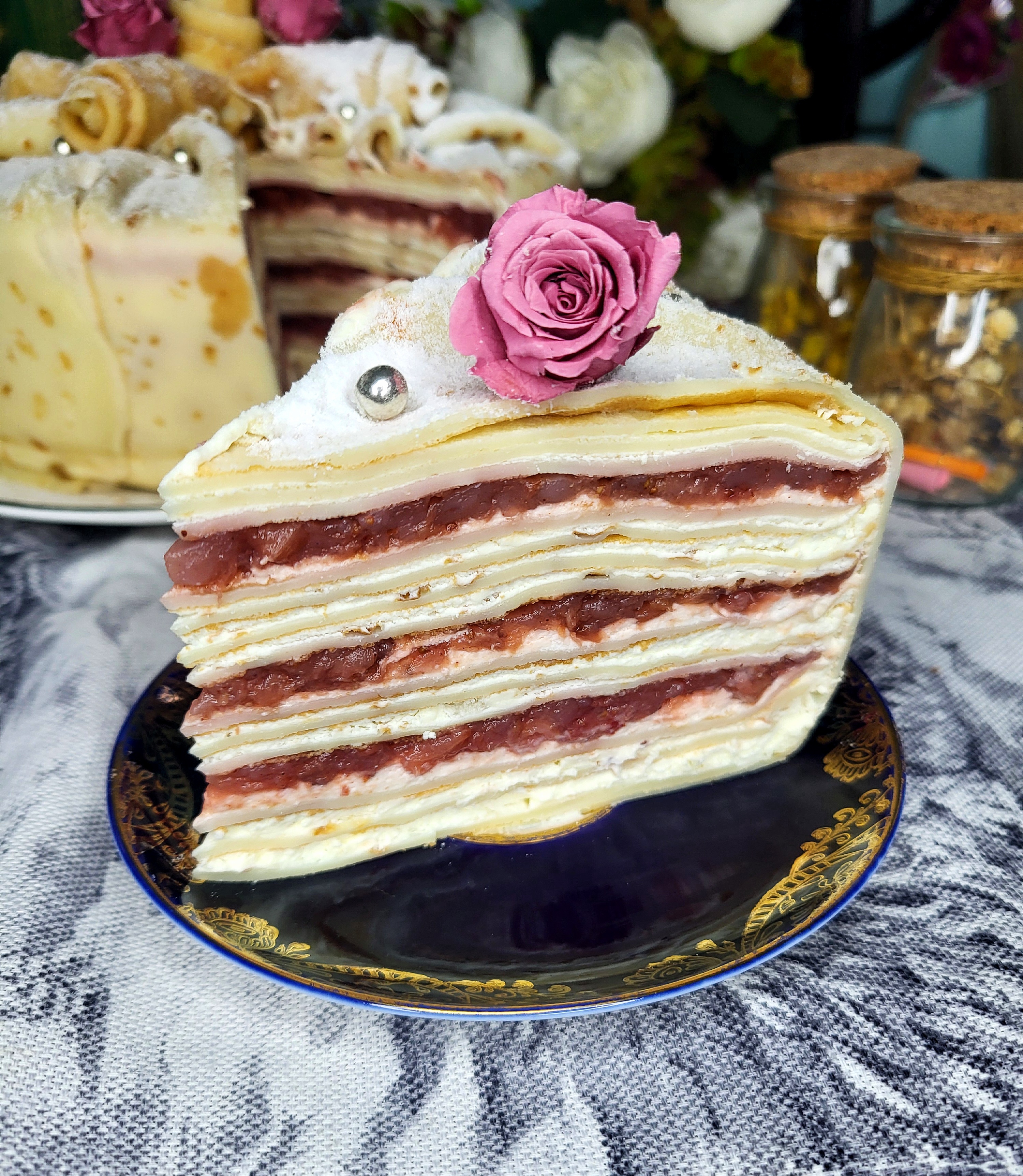 Блинный торт с клубникой и сливками