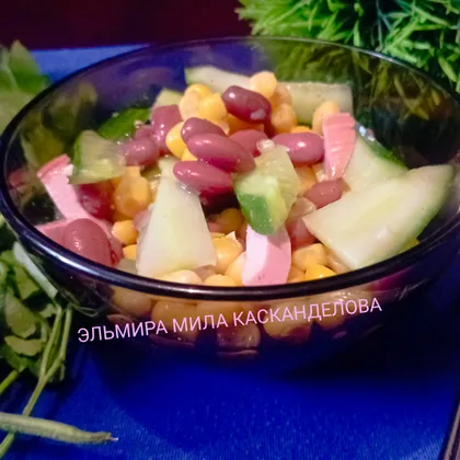 Быстрый салат с фасолью, колбасой и кукурузой