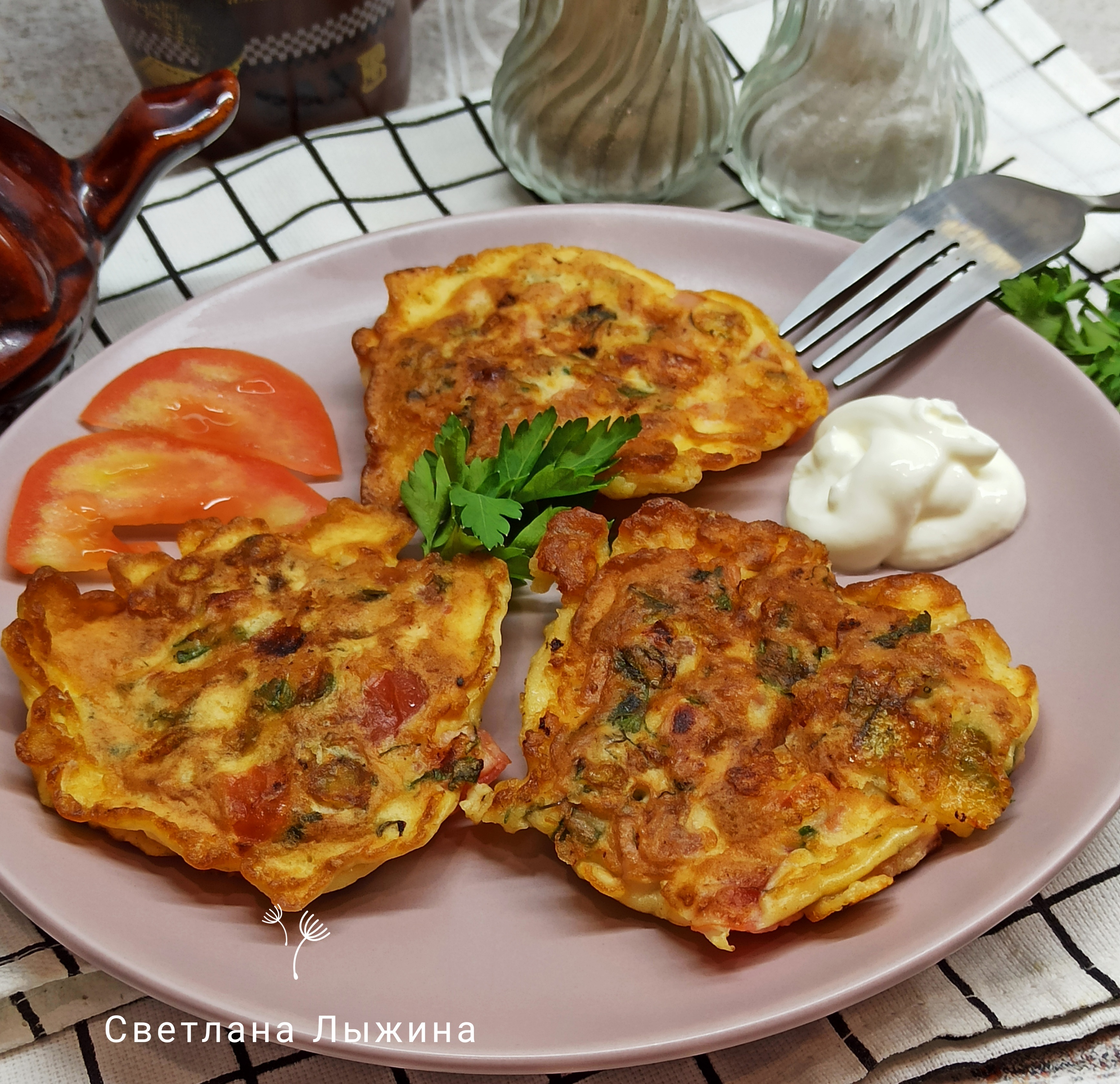 Оладьи с колбасой, сыром, помидором и зеленью