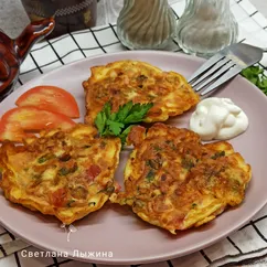 Оладьи с колбасой, сыром, помидором и зеленью