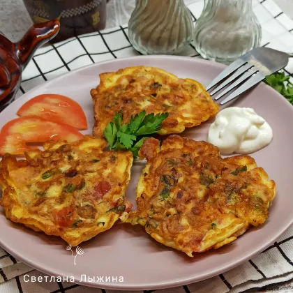 Оладьи с колбасой, сыром, помидором и зеленью