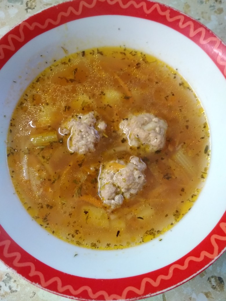 Томатный суп с рисом и фрикадельками - Лайфхакер
