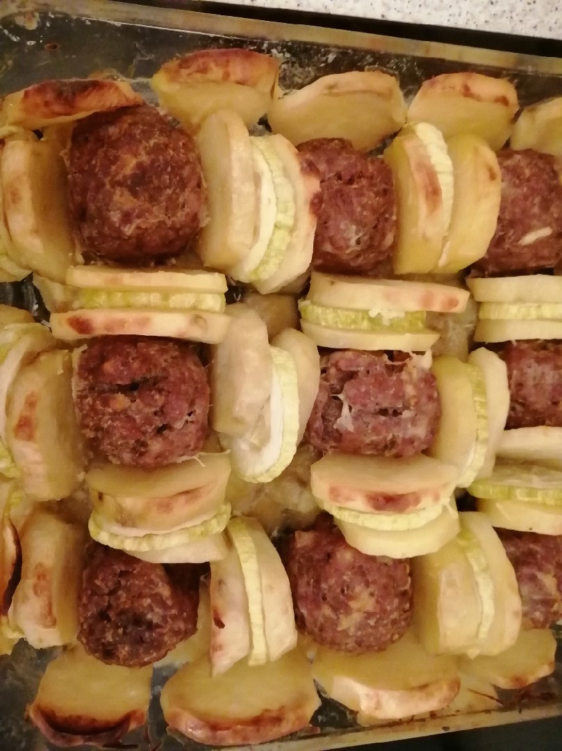 Запечённые кабачки с картофелем и кабачково-мясными шариками