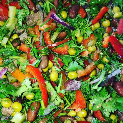 Салат с овощами и мясом