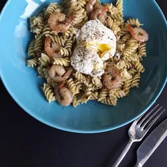 Паста с соусом песто, креветкой и яйцом пашот