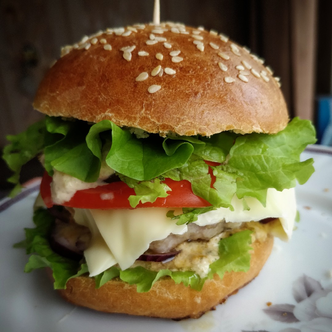Домашний бургер с мясной котлетой и беконом рецепт – Американская кухня: Сэндвичи. «Еда»