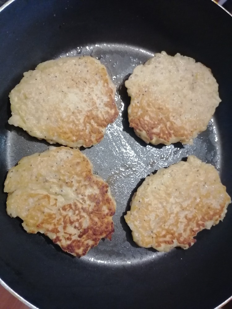 Оладьи яблочные с маком