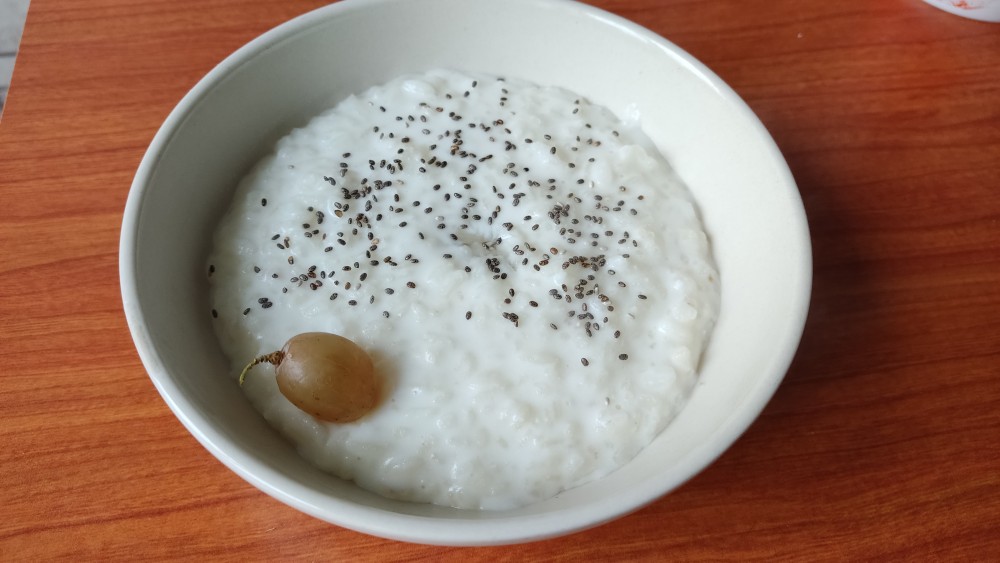 Рисовая каша на молоке с кокосовым сиропом и чиа