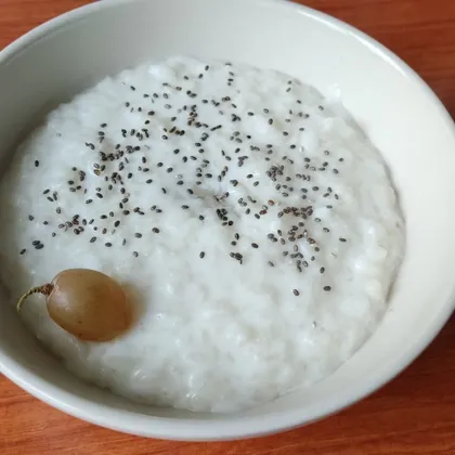 Рисовая каша на молоке с кокосовым сиропом и чиа