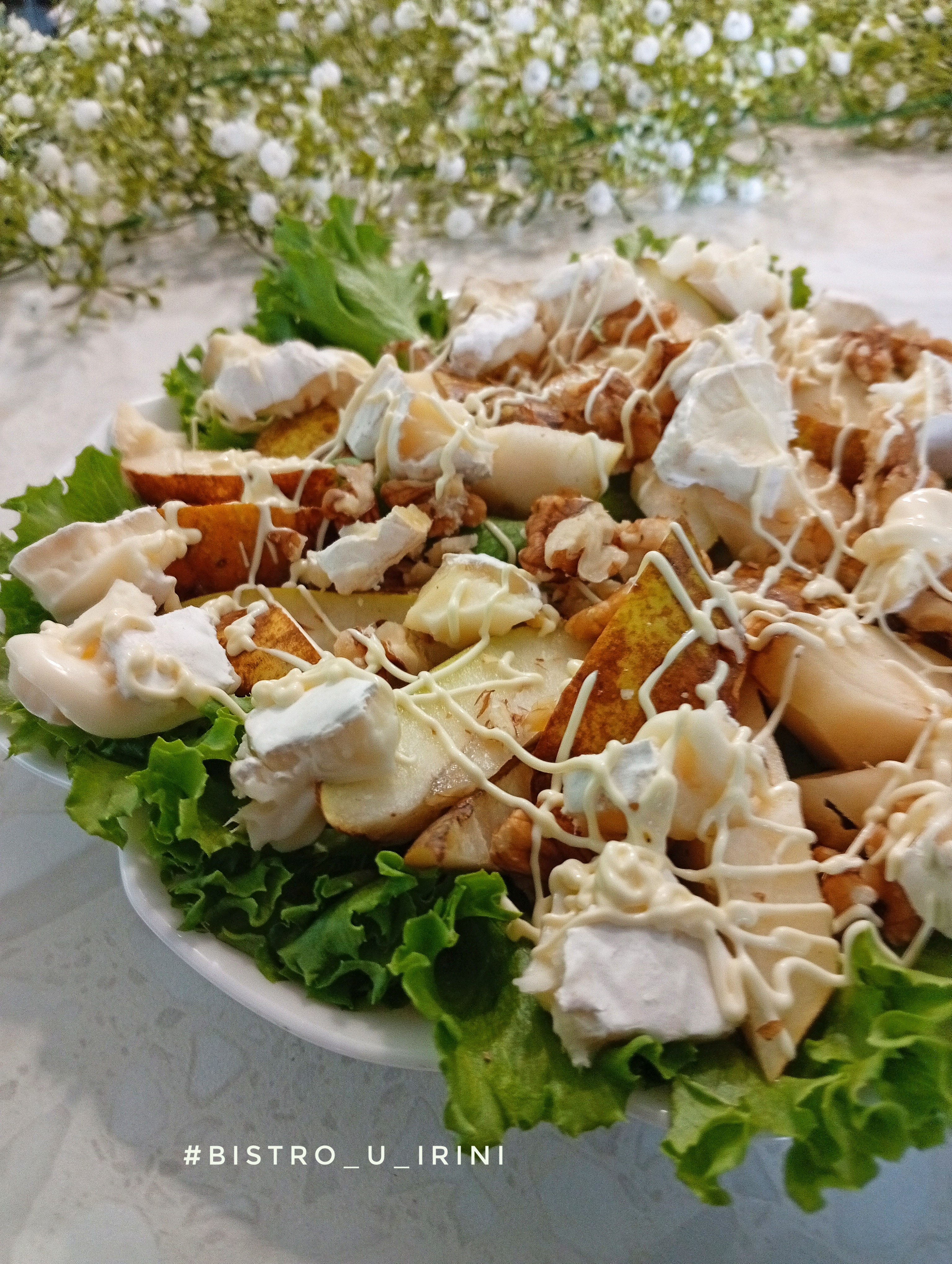 Салат с грушами, сыром с голубой плесенью и грецкими орехами