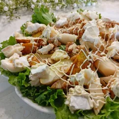Салат с грушами, сыром с голубой плесенью и грецкими орехами