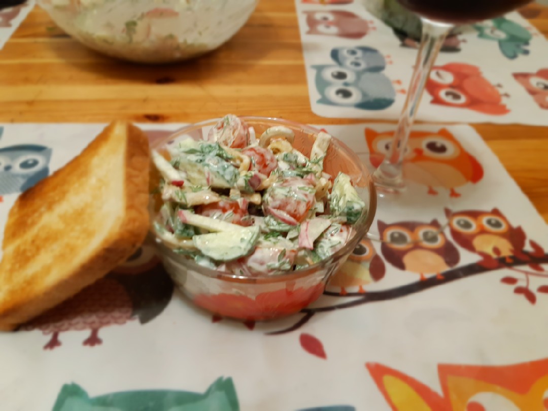 Салат с жареными кальмарами