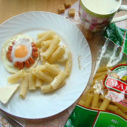 Глазунья в сосиске с макаронами и сыром