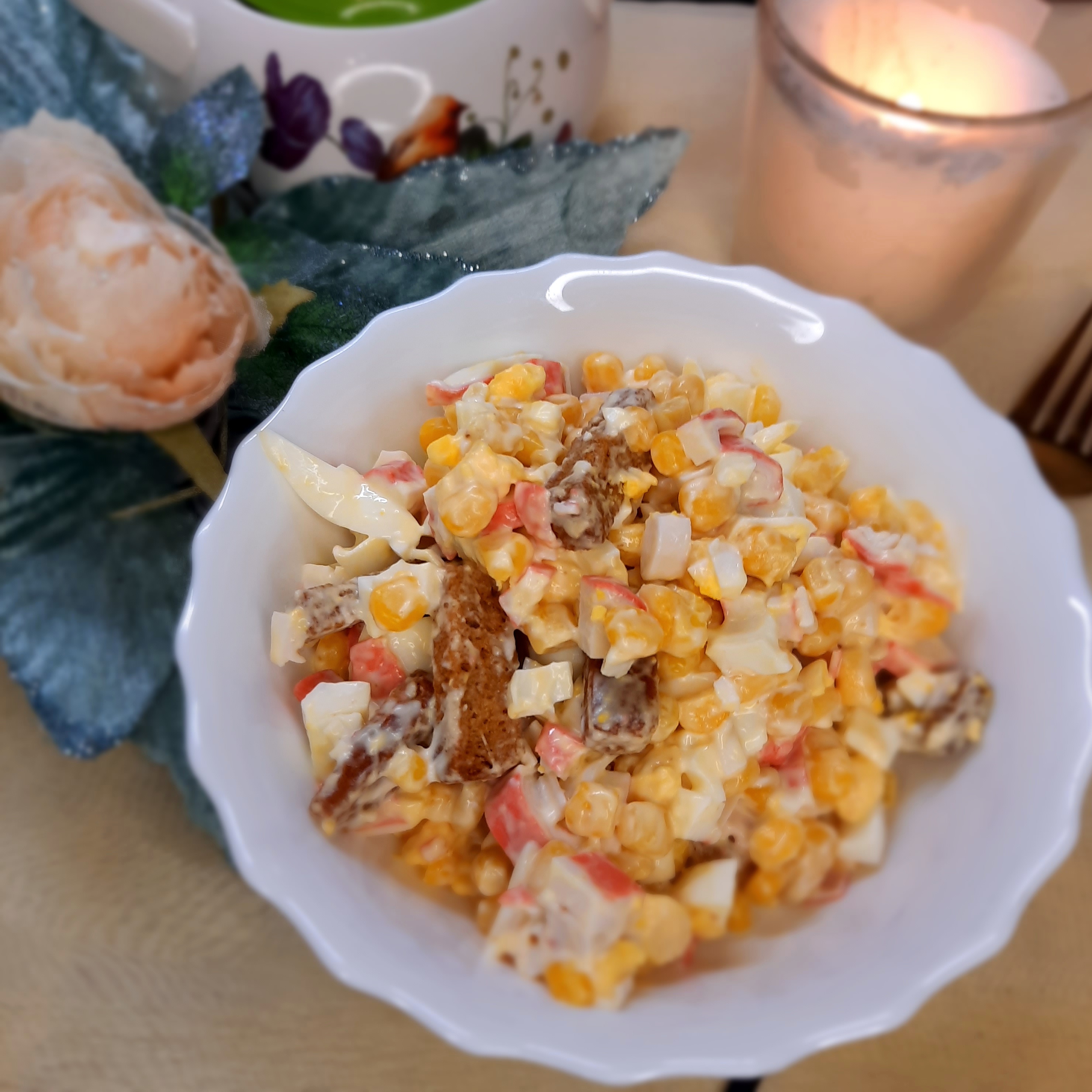 Салат с крабовыми палочками и сухариками