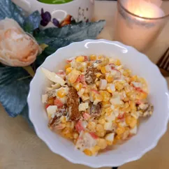 Салат с крабовыми палочками и сухариками