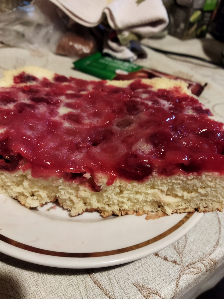Шарлотка с вишней