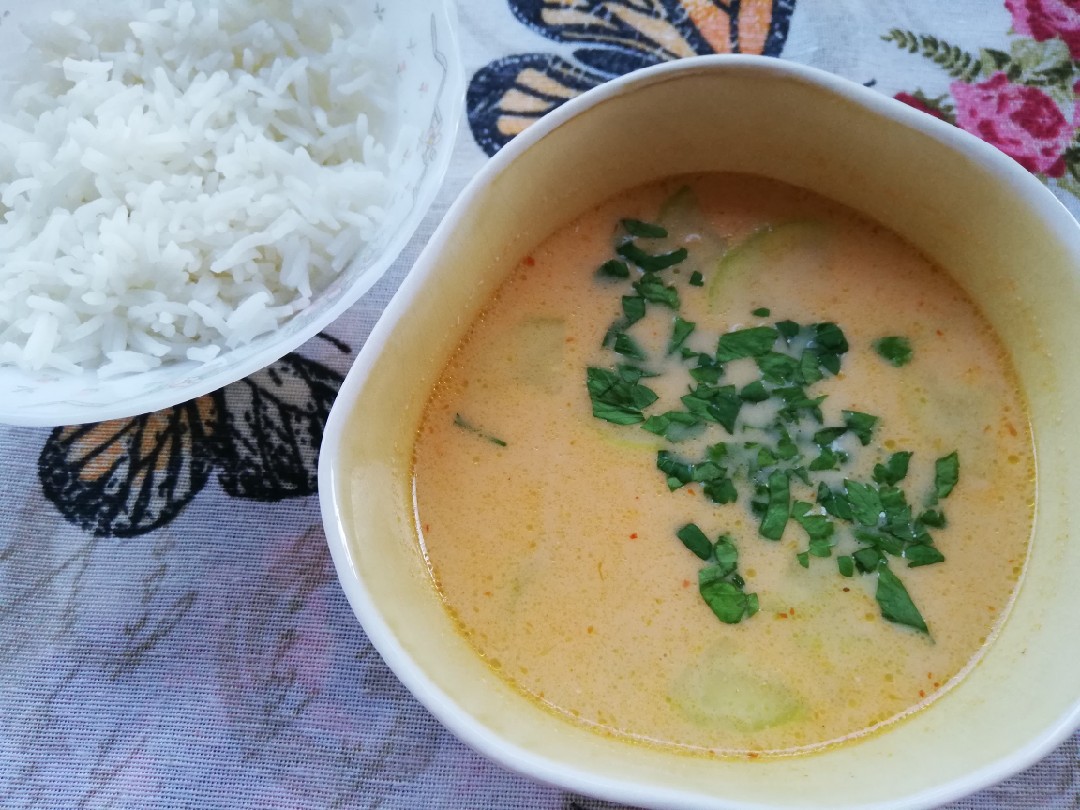 Тайский острый суп с морепродуктами и грибами