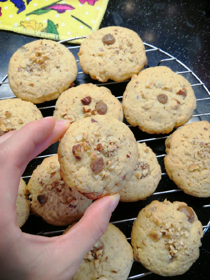 Печенье с фундуком и молочным шоколадом