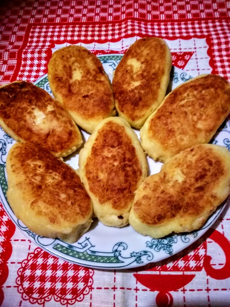 Пирожки из картофельного пюре с начинкой из фарша